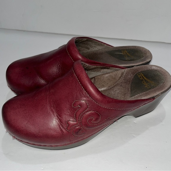 Dansko BERRY  Brown ( burgundy) Scroll pattern stitched Clogs ❤️ - Picture 5 of 14